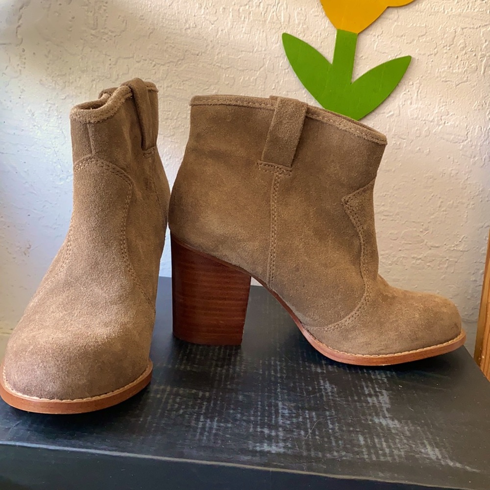 Splendid Lakota leather pull on booties. Size 6. Taupe. Excellent condition!